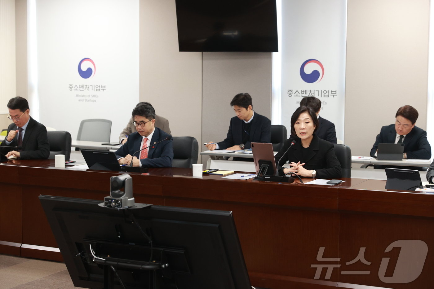 본문 이미지 - 오영주 중소벤처기업부 장관이 16일 세종 중소벤처기업부에서 ‘민생경제 상황 점검·대응 확대간부회의’를 주재하고 있다. (중기부 제공)