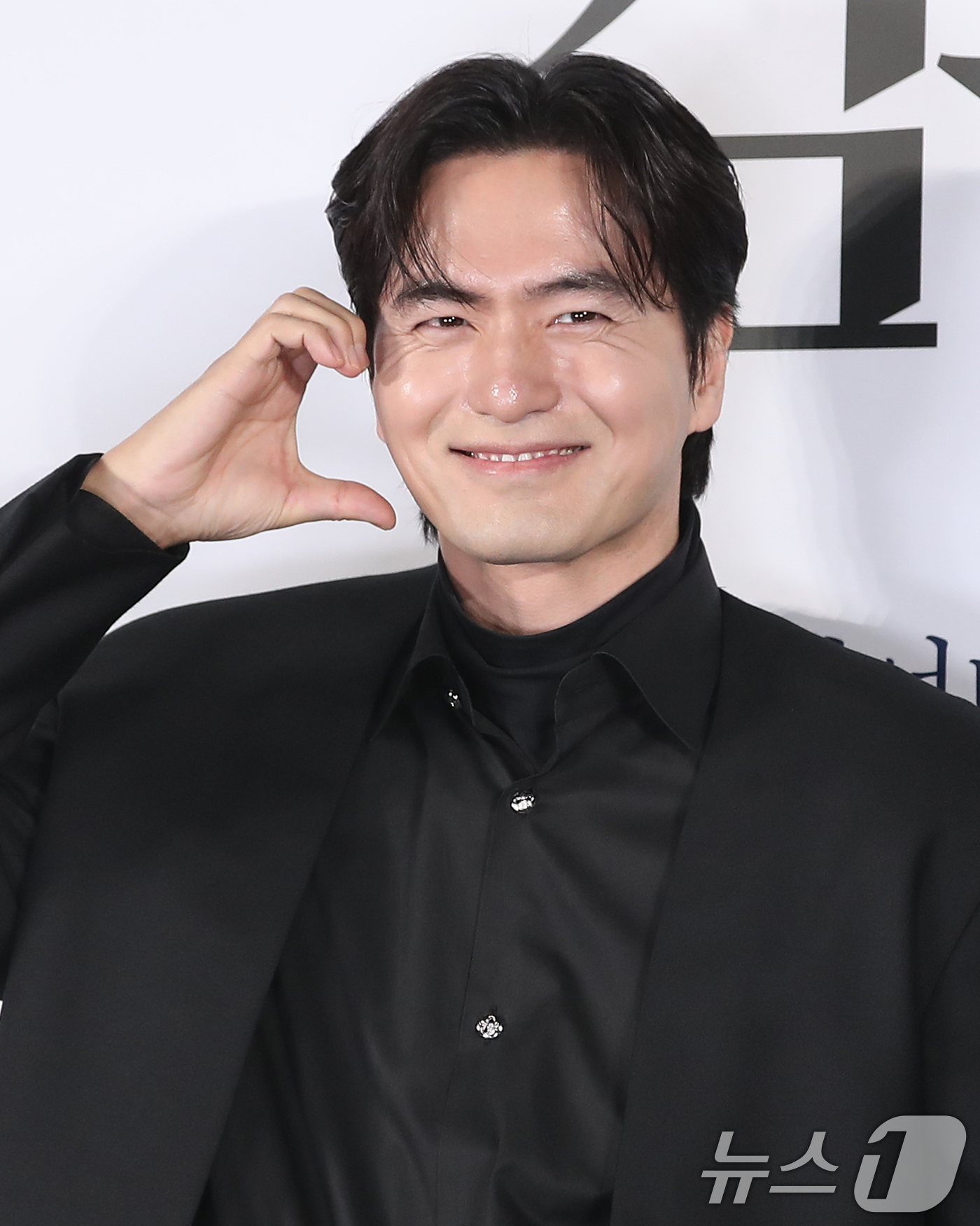 (서울=뉴스1) 권현진 기자 = 배우 이진욱이 16일 서울 용산구 CGV 용산아이파크몰에서 열린 영화 '검은 수녀들'(감독 권혁재) 제작보고회에서 포즈를 취하고 있다.'검은 수녀들 …
