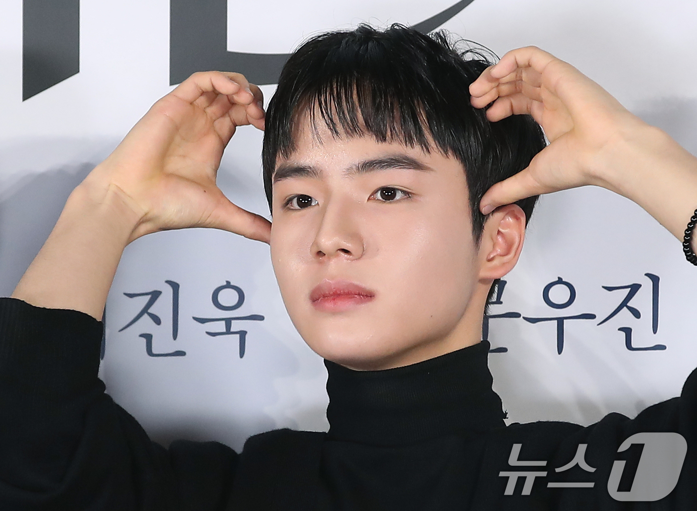 (서울=뉴스1) 권현진 기자 = 배우 문우진이 16일 서울 용산구 CGV 용산아이파크몰에서 열린 영화 '검은 수녀들'(감독 권혁재) 제작보고회에서 포즈를 취하고 있다.'검은 수녀들 …