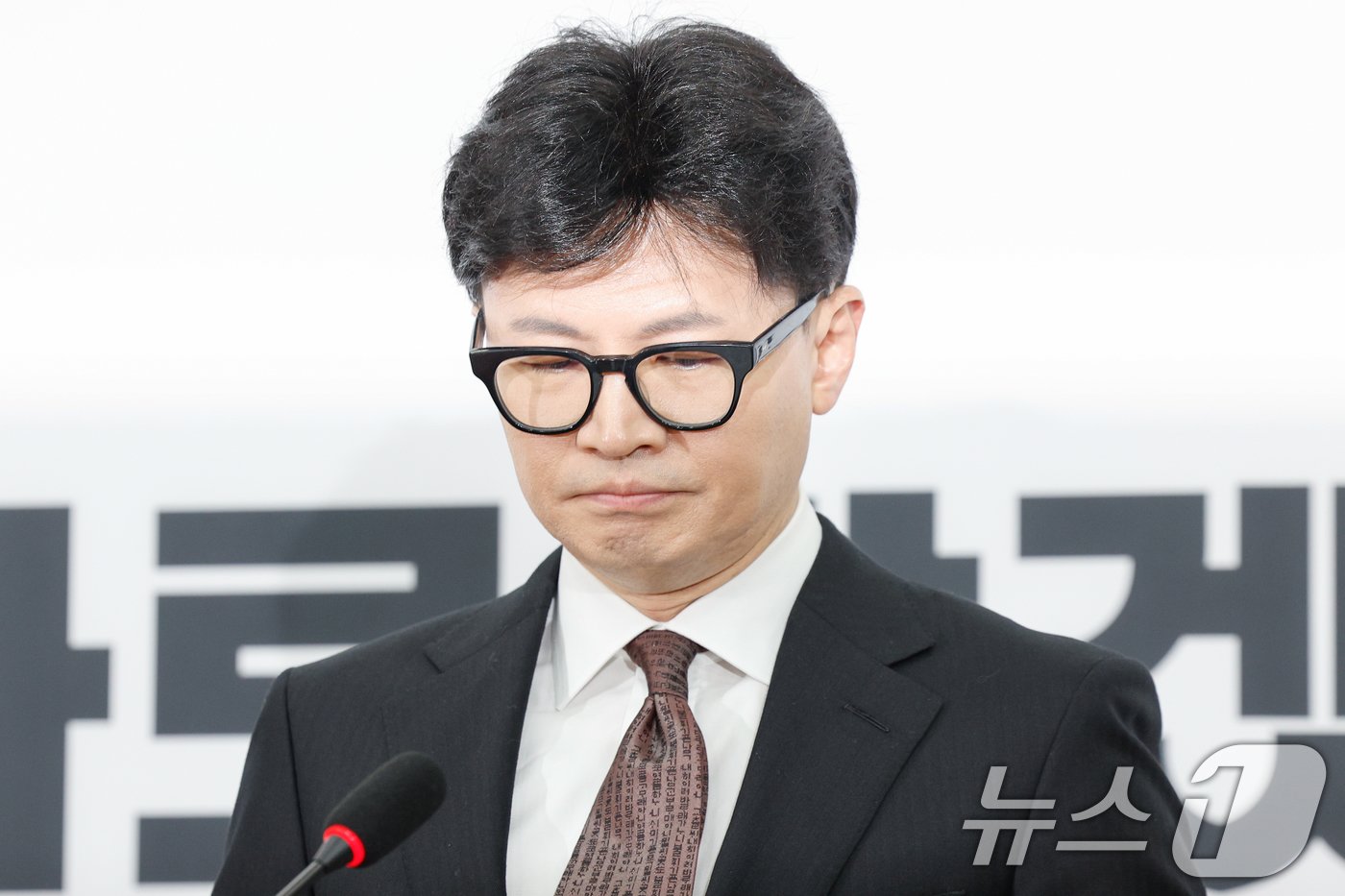 본문 이미지 - 한동훈 국민의힘 대표가 16일 오전 서울 여의도 국회에서 당대표직 사퇴 발표 기자회견을 하고 있다. 2024.12.16/뉴스1 ⓒ News1 안은나 기자