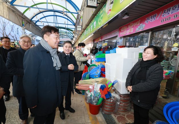 전통시장 찾은 김관영 전북지사 “경제, 민생 안정에 전력”