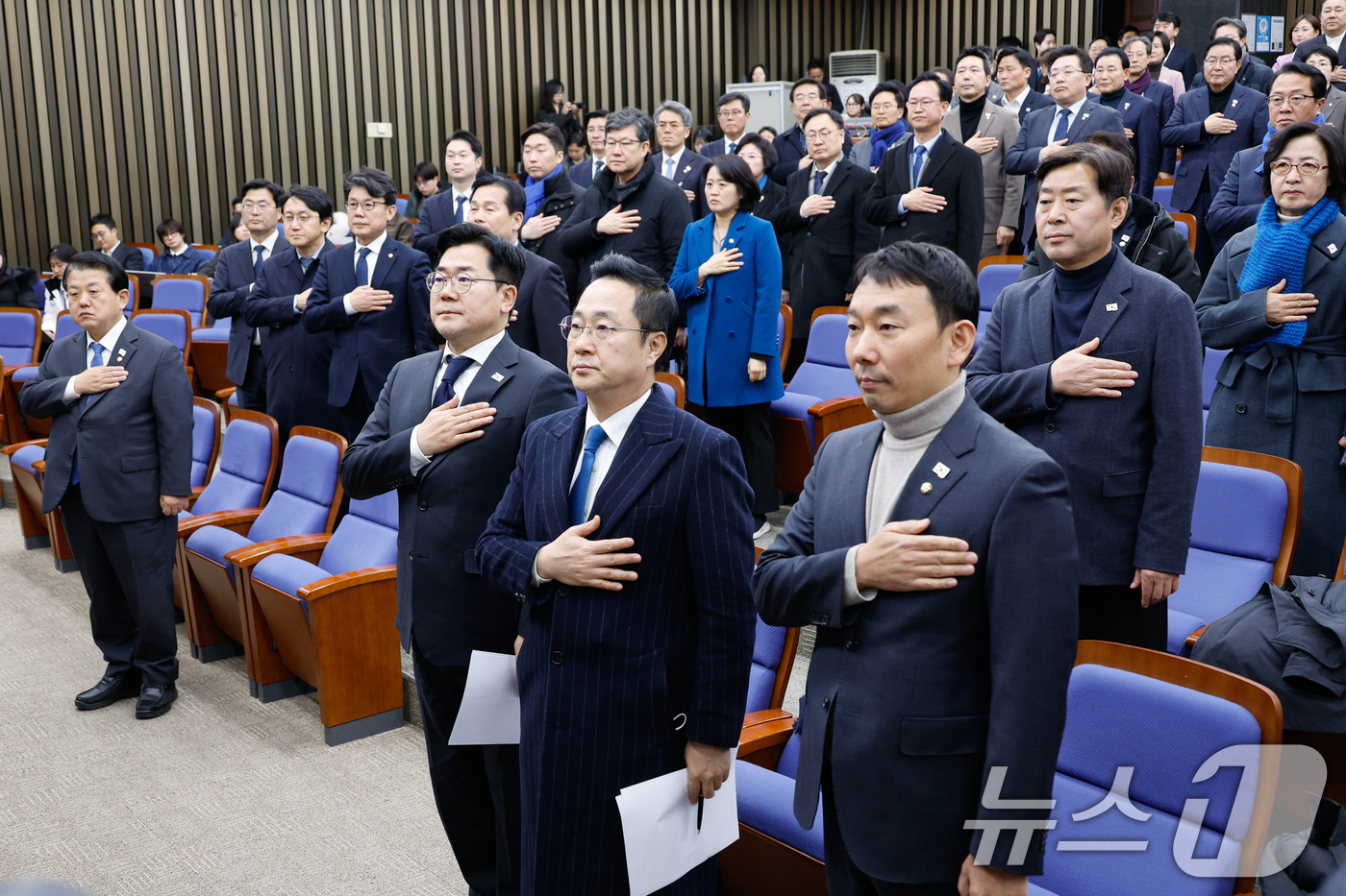 (서울=뉴스1) 안은나 기자 = 더불어민주당 김병주 최고위원(앞줄 왼쪽부터), 박찬대 원내대표, 박성준 원내수석부대표, 김용민 원내정책수석부대표가 16일 오후 서울 여의도 국회에서 …