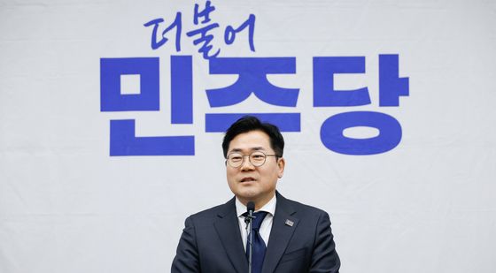 보좌진·언론인 향해 감사인사하는 박찬대 원내대표