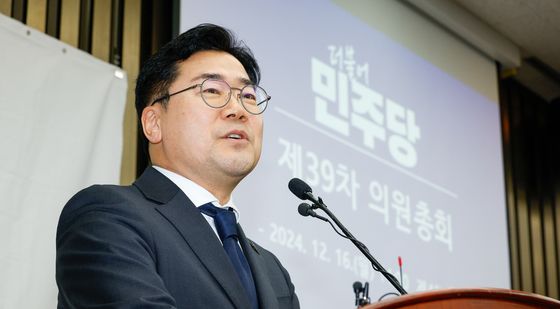 보좌진 향해 감사인사하는 박찬대 원내대표