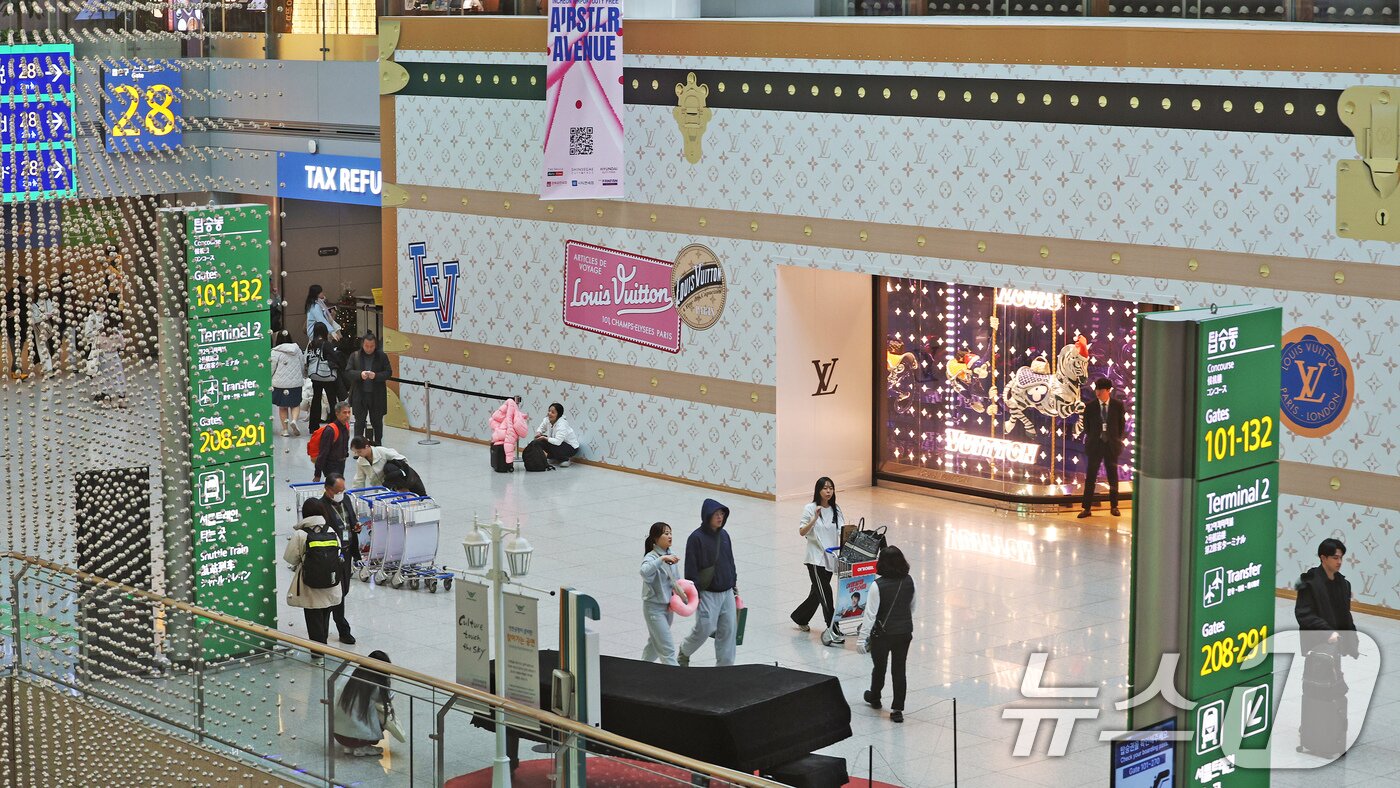 본문 이미지 - 인천국제공항 제1터미널 면세구역에서 여행객들이 이동하고 있다. 2024.12.16/뉴스1 ⓒ News1 장수영 기자