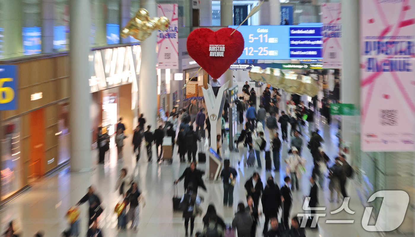 본문 이미지 - 인천국제공항 제1터미널 면세구역에서 여행객들이 이동하고 있다. 2024.12.16/뉴스1 ⓒ News1 장수영 기자