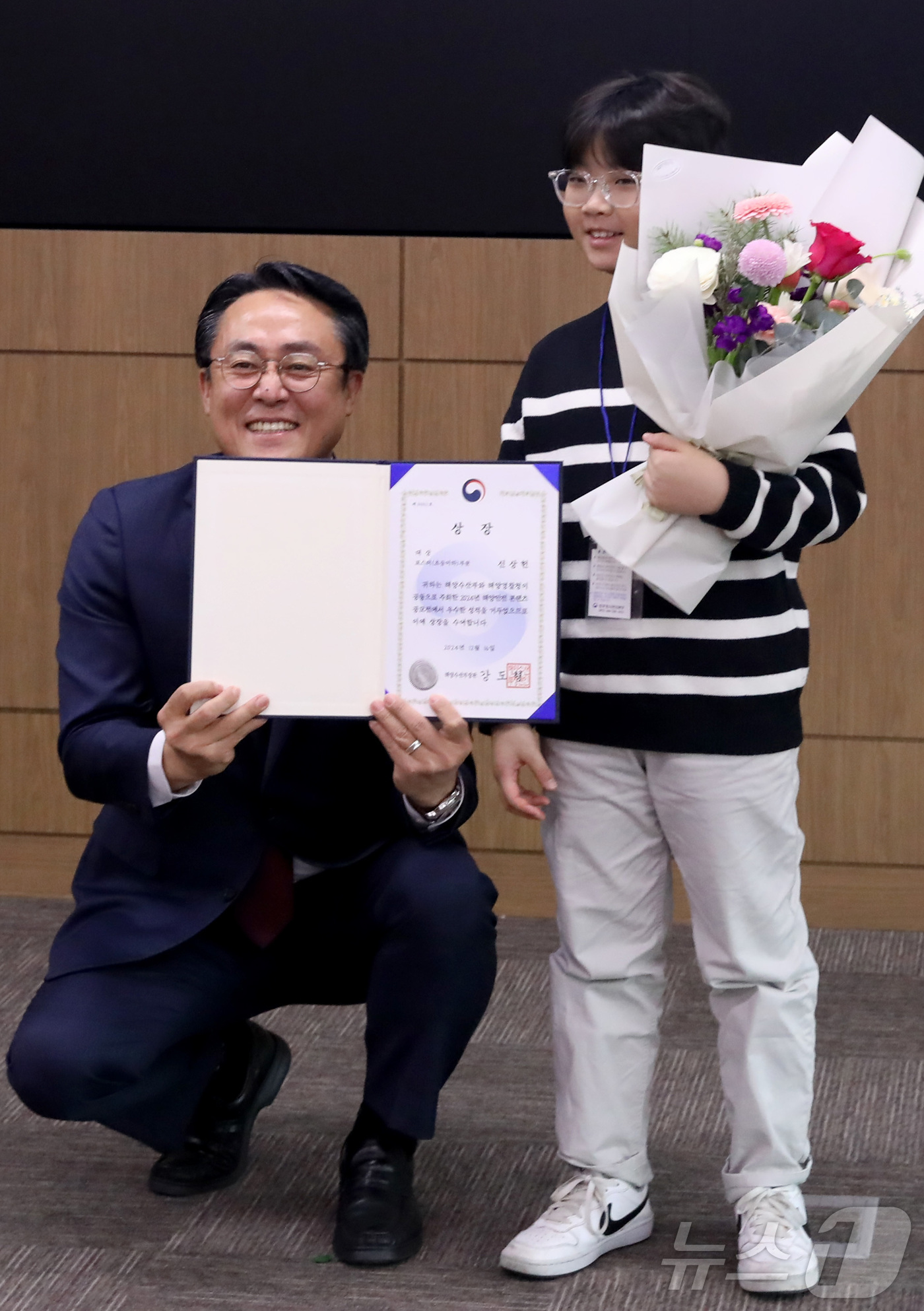 (세종=뉴스1) 김기남 기자 = 강도형 해양수산부 장관이 16일 오후 세종시 정부세종청사에서 열린 해사안전분야 시상식에서 그림 부문 해수부 장관상을 수상한 민락초등학교 신상헌 어린 …