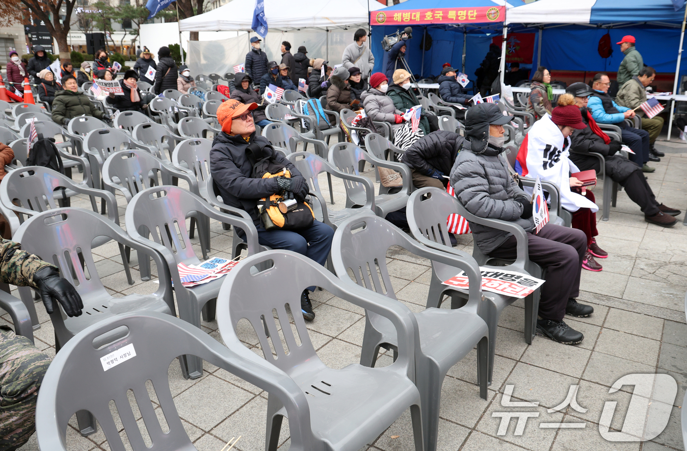 (서울=뉴스1) 김명섭 기자 = 16일 서울 중구 동화면세점 앞에서 열린 자유통일당 탄핵반대 집회에서 참가자들이 국기에 대한 경례를 하고 있다. 2024.12.16/뉴스1