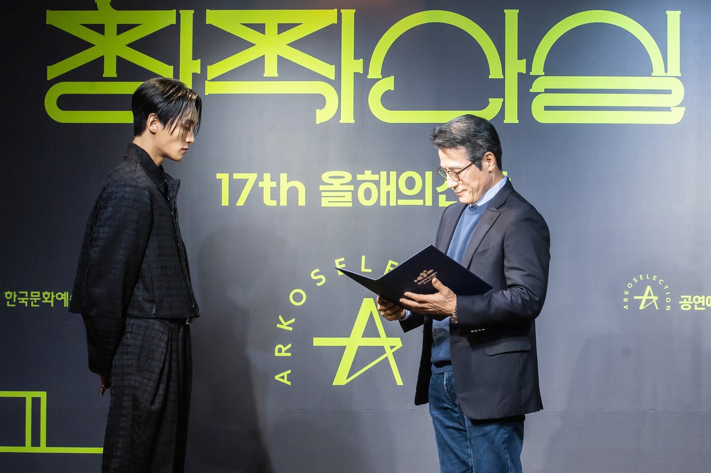 본문 이미지 - 16일 오후 서울 종로구 대학로 예술가의집에서 열린 창작산실 홍보대사 위촉식. 최호종(왼쪽)과 정병국 한국문화예술위원회 위원장(예술위 제공)