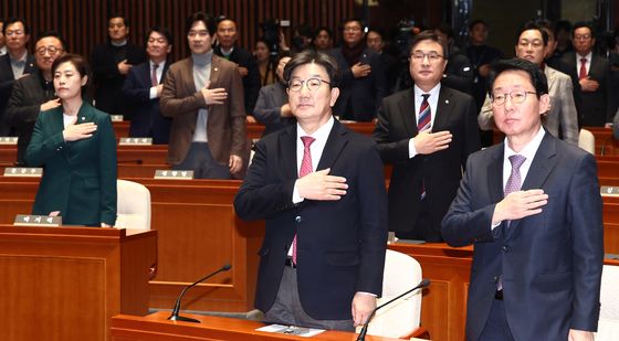 대표 공백 속 열린 與 의원총회