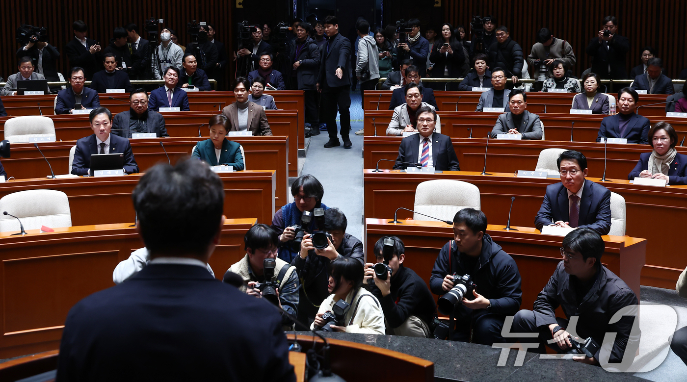 (서울=뉴스1) 김민지 기자 = 16일 오후 서울 여의도 국회에서 열린 국민의힘 의원총회에 의원들이 권성동 원내대표의 발언을 듣고 있다. 2024.12.16/뉴스1