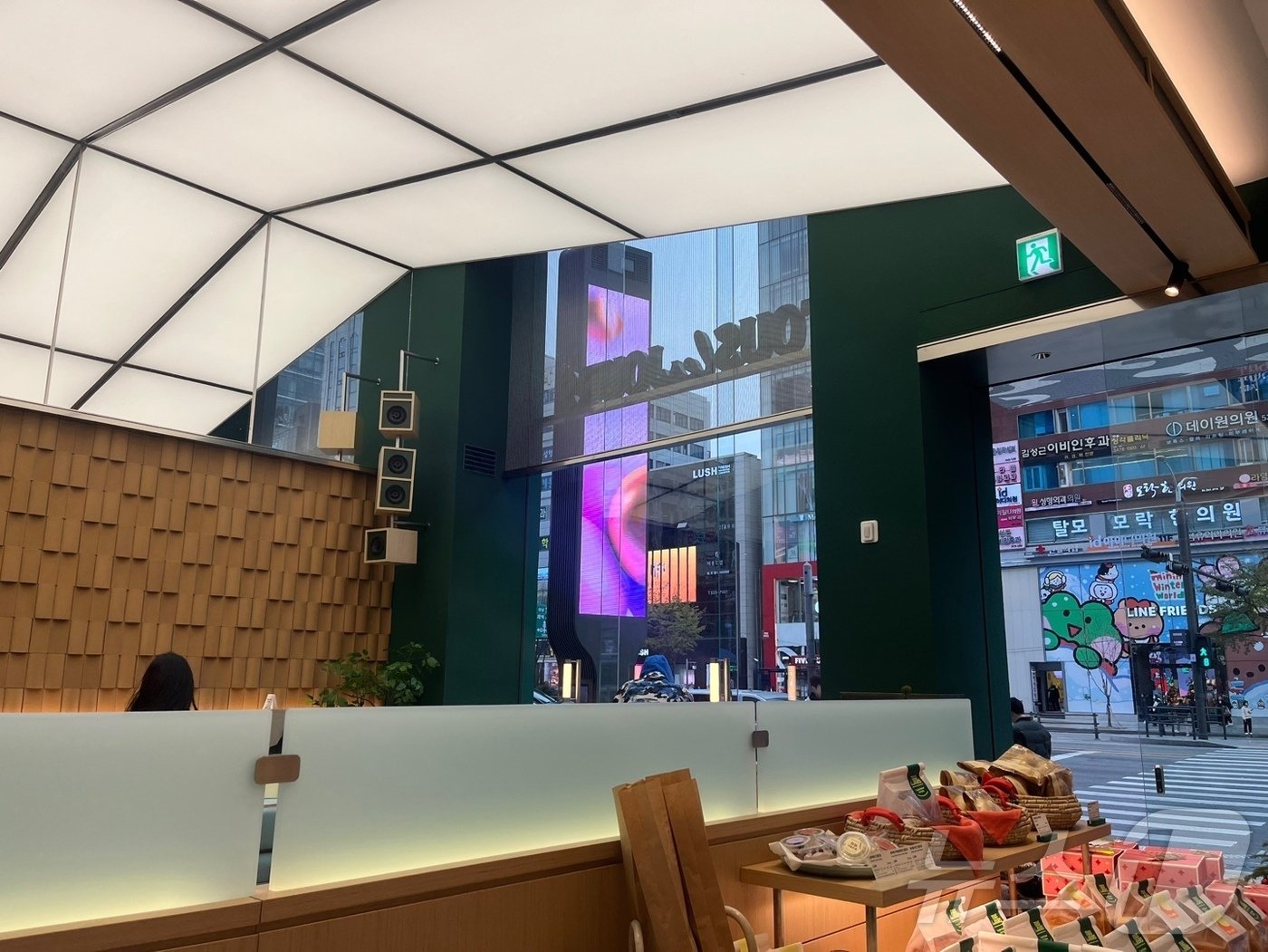 본문 이미지 - TLJ 강남 직영정의 내부 인테리어. 차양(처마 끝에 붙이는 좁은 지붕)과 거울이 설치돼 있는 모습. 