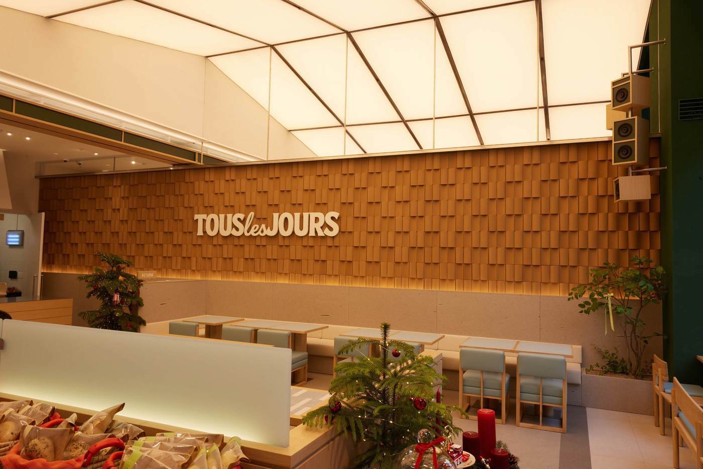 본문 이미지 - TLJ' 내부 카페 공간 전경(CJ푸드빌 제공).