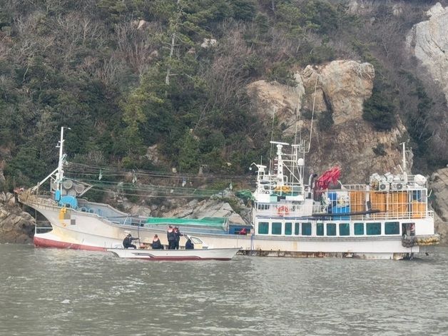 '선장 졸음' 조기잡이 어선 좌초…수심 낮아 12명 전원 구조