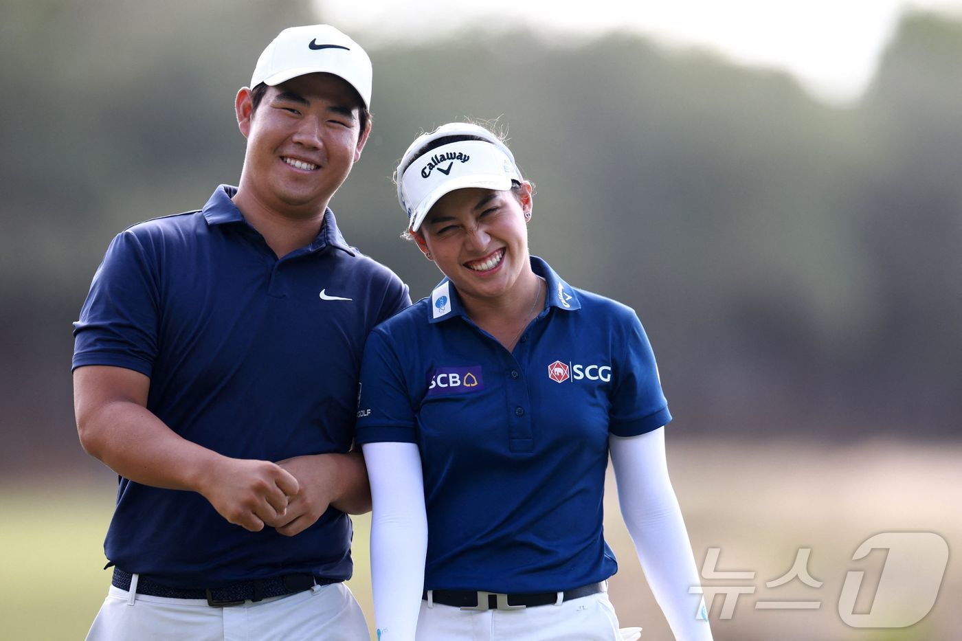 혼성 골프 대회인 그랜트손튼 인비테이셔널에서 준우승한 김주형과 지노 티띠꾼&#40;태국&#41;. ⓒ AFP=뉴스1