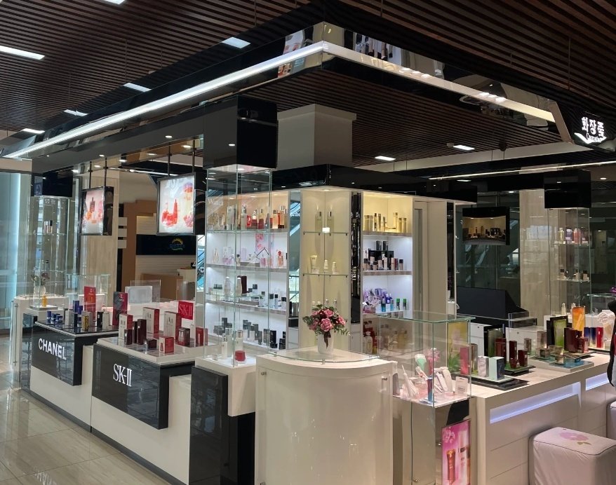 본문 이미지 - 북한 대성백화점에 입점한 유명 화장품 브랜드 모습. &#40;중국 SNS 샤오홍슈 갈무리&#41;