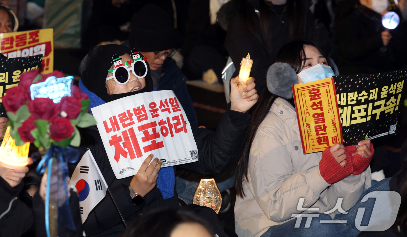 (서울=뉴스1) 김명섭 기자 = 16일 서울 종로구 경복궁 동십자각 앞에서 열린  ‘윤석열 즉각 퇴진·사회대개혁 비상행동’ 집회에서 시민들이 구호를 외치고 있다. 2024.12.1 …