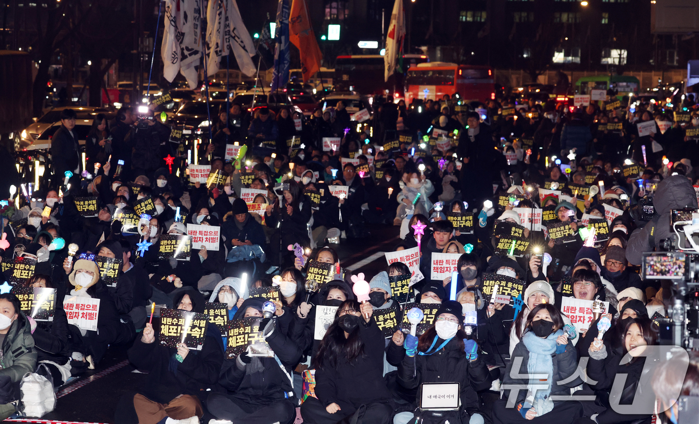 (서울=뉴스1) 김명섭 기자 = 16일 서울 종로구 경복궁 동십자각 앞에서 열린  ‘윤석열 즉각 퇴진·사회대개혁 비상행동’ 집회에서 시민들이 구호를 외치고 있다. 2024.12.1 …