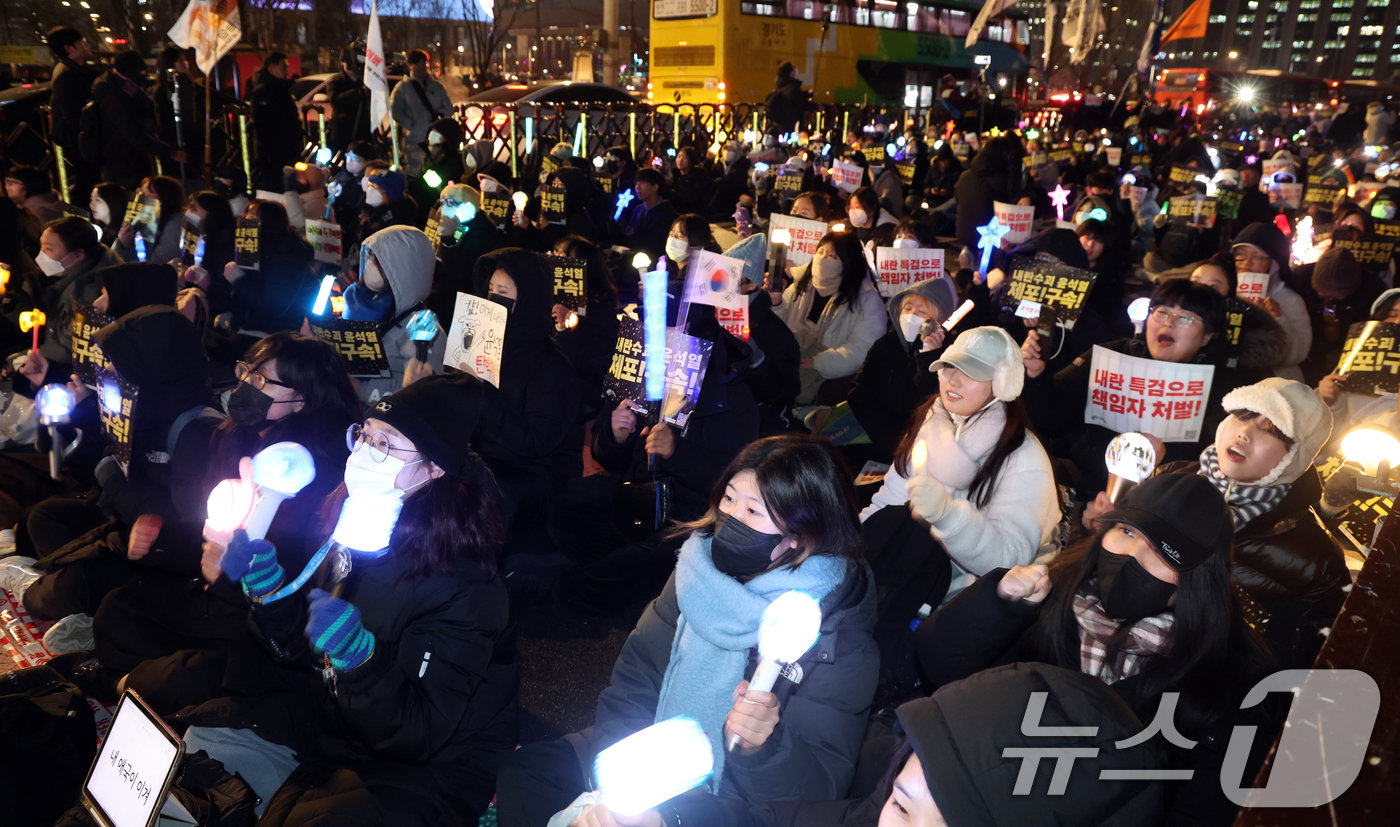 (서울=뉴스1) 김명섭 기자 = 16일 서울 종로구 경복궁 동십자각 앞에서 열린  ‘윤석열 즉각 퇴진·사회대개혁 비상행동’ 집회에서 시민들이 구호를 외치고 있다. 2024.12.1 …