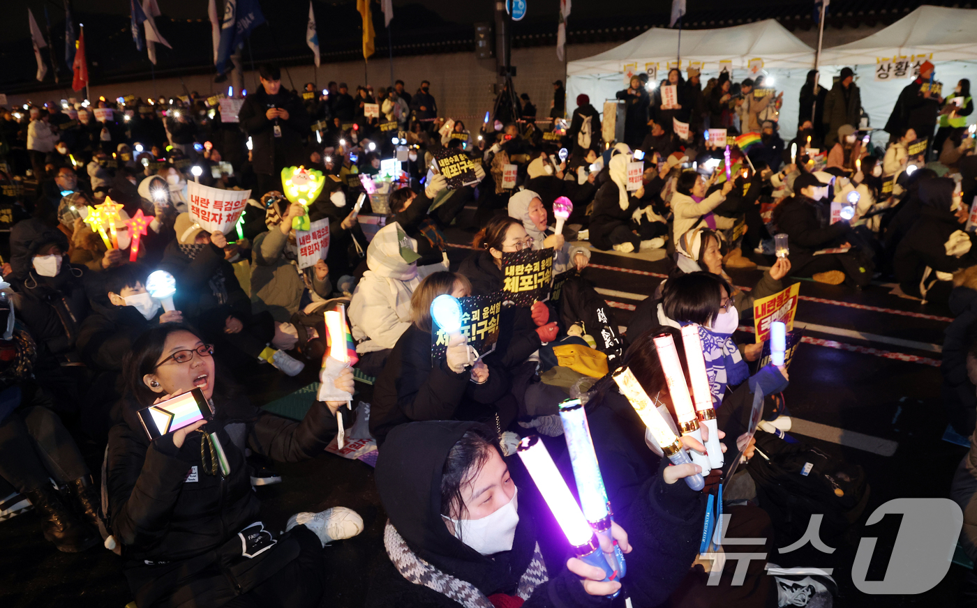 (서울=뉴스1) 김명섭 기자 = 16일 서울 종로구 경복궁 동십자각 앞에서 열린  ‘윤석열 즉각 퇴진·사회대개혁 비상행동’ 집회에서 시민들이 구호를 외치고 있다. 2024.12.1 …