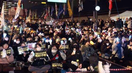 '내란수괴 윤석열 체포 구속' 외치는 시민들