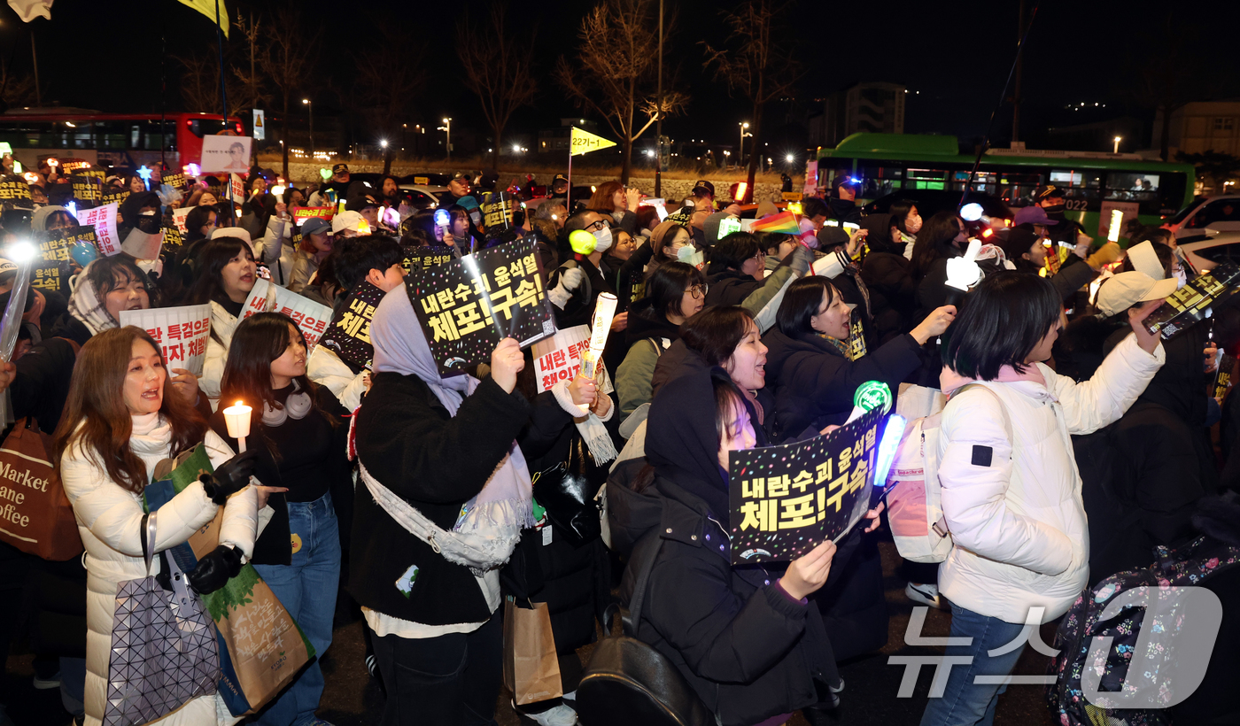 (서울=뉴스1) 김명섭 기자 = 16일 오후 서울 종로구 경복궁 동십자각 일대에서 열린  '윤석열 즉각 파면·처벌 사회대개혁 시민대행진'에서 참가자들이 구호를 외치며 행진하고 있다 …