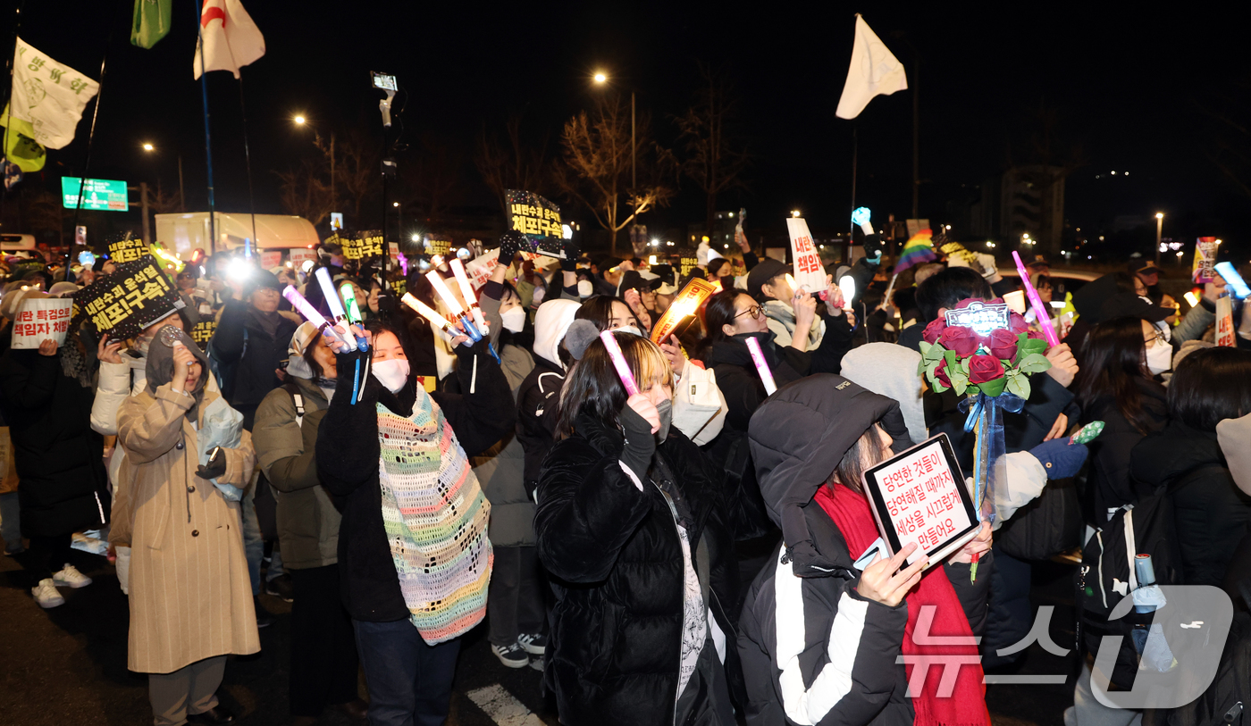 (서울=뉴스1) 김명섭 기자 = 16일 오후 서울 종로구 경복궁 동십자각 일대에서 열린  '윤석열 즉각 파면·처벌 사회대개혁 시민대행진'에서 참가자들이 구호를 외치며 행진하고 있다 …