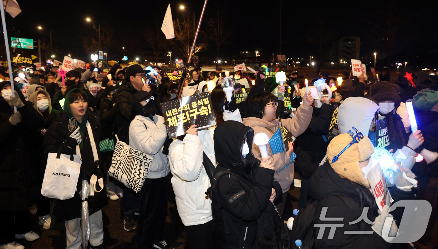 (서울=뉴스1) 김명섭 기자 = 16일 오후 서울 종로구 경복궁 동십자각 일대에서 열린  '윤석열 즉각 파면·처벌 사회대개혁 시민대행진'에서 참가자들이 구호를 외치며 행진하고 있다 …