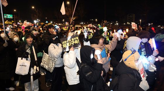 '윤석열 처벌' 외치며 행진하는 시민들