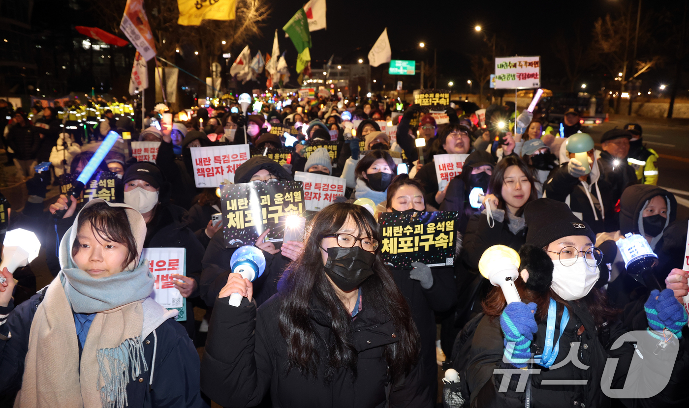 (서울=뉴스1) 김명섭 기자 = 16일 오후 서울 종로구 경복궁 동십자각 일대에서 열린  '윤석열 즉각 파면·처벌 사회대개혁 시민대행진'에서 참가자들이 구호를 외치며 행진하고 있다 …