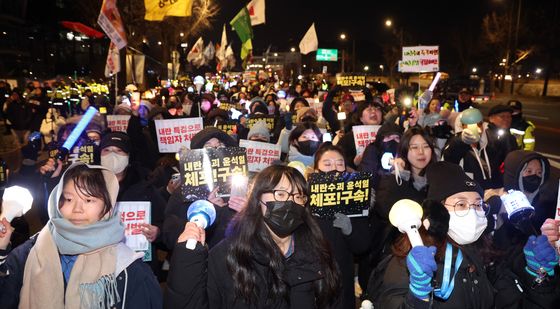 응원봉 들고 행진하는 시민들