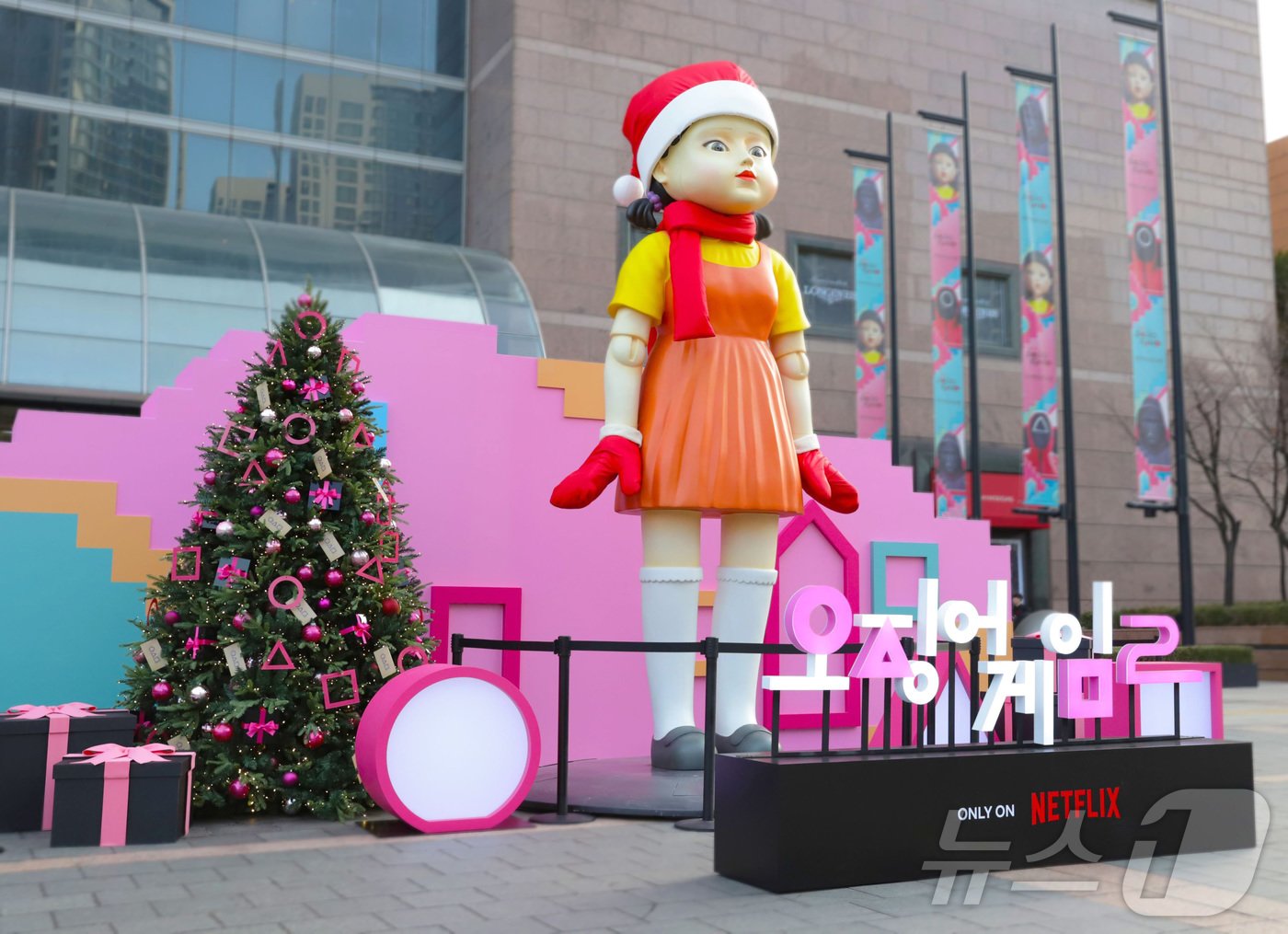 본문 이미지 - 신세계백화점이 'K-콘텐츠'의 대표 주자 넷플릭스 시리즈 '오징어 게임' 시즌2와 업계 단독으로 파트너십을 맺고 오는 20일부터 팝업스토어를 진행한다. 사진은 신세계백화점 강남점 앞에 설치된 '영희' 조형물의 모습. (신세계백화점 제공) 2024.12.17/뉴스1
