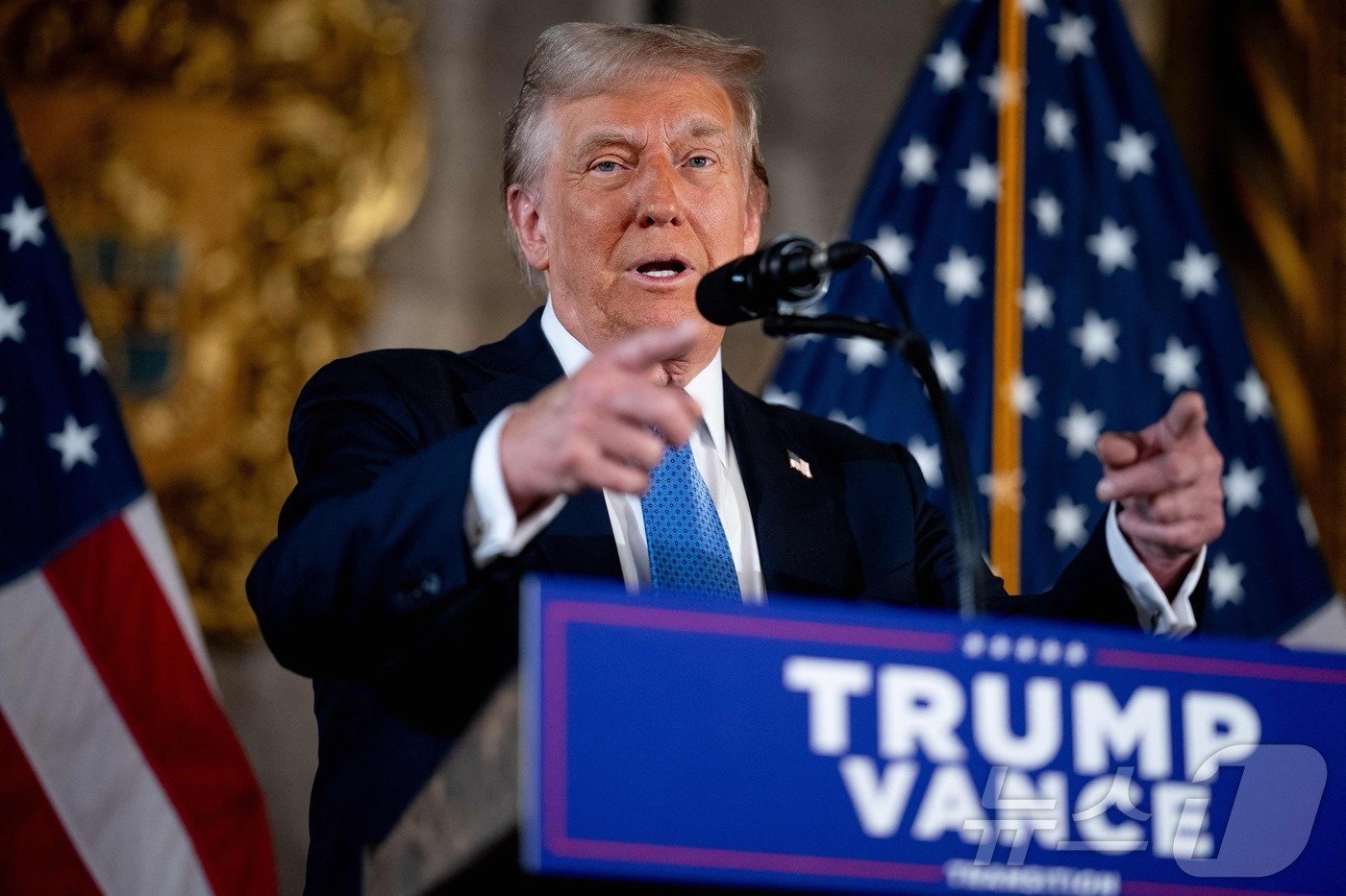 본문 이미지 - 16일&#40;현지시간&#41; 미국 플로리다주&#40;州&#41; 팜비치 마러라고 리조트에서 도널드 트럼프 대통령이 기자회견을 열고 있다. 2024.12.16/ ⓒ AFP=뉴스1 ⓒ News1 권진영 기자