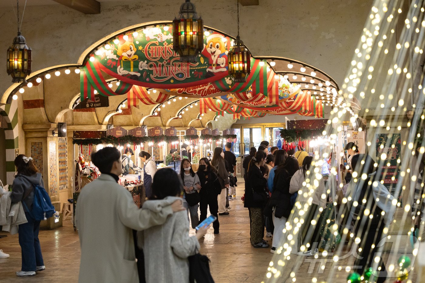 본문 이미지 - 크리스마스 마켓 둘러보는 입장객들&#40;롯데월드 어드벤처 제공&#41;