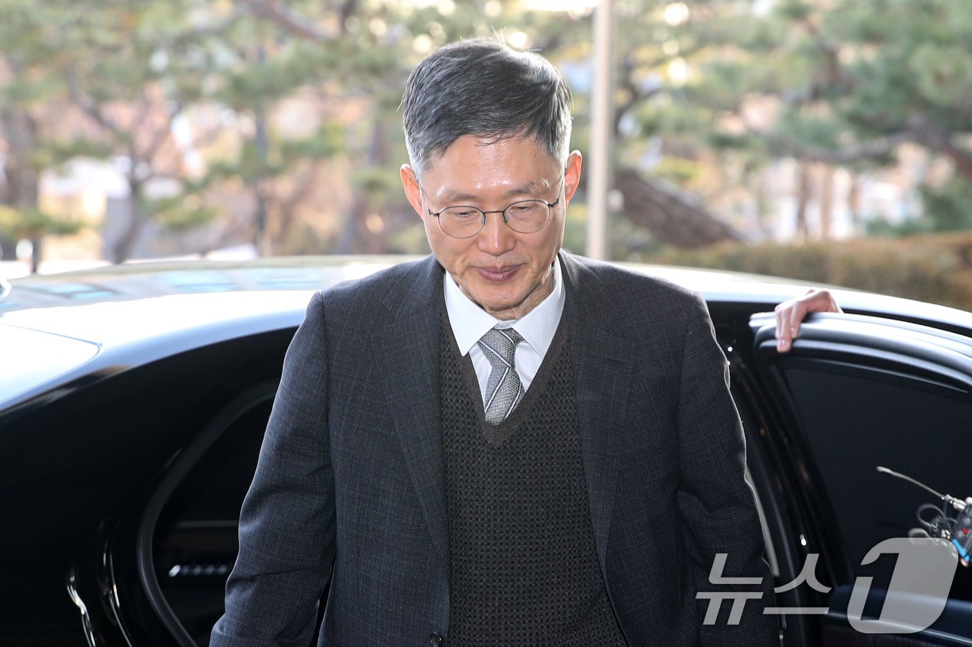 본문 이미지 - 문형배 헌법재판소장 권한대행이 17일 오전 서울 종로구 헌법재판소로 출근하고 있다. 2024.12.17/뉴스1 ⓒ News1 이승배 기자