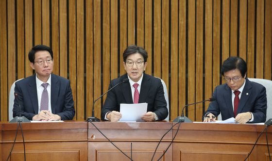 '尹탄핵 위기' 국힘 보수결집…'조기대선 기대' 민주 외연확장