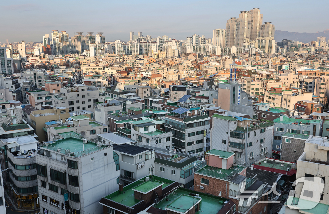 (서울=뉴스1) 송원영 기자 = 17일 국토교통부에 따르면 수도권에 전용면적 85㎡ 이하, 공시가격 5억원 이하 빌라를 한 채 보유한 사람이 청약에서 무주택자로 간주한다는 내용의 …