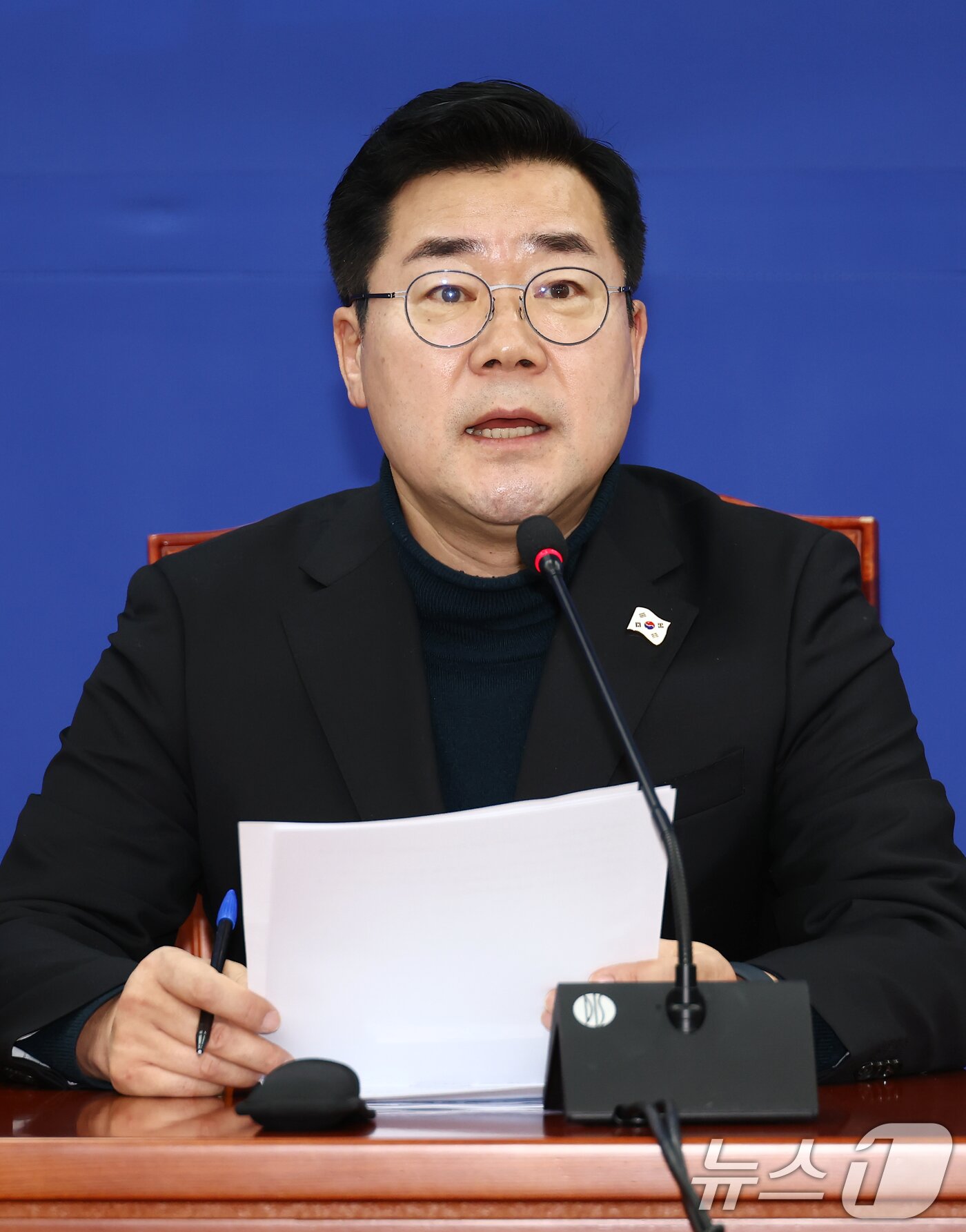 본문 이미지 - 박찬대 더불어민주당 원내대표가 17일 오전 서울 여의도 국회에서 열린 원내대책회의에서 모두 발언을 하고 있다. 2024.12.17/뉴스1 ⓒ News1 김민지 기자