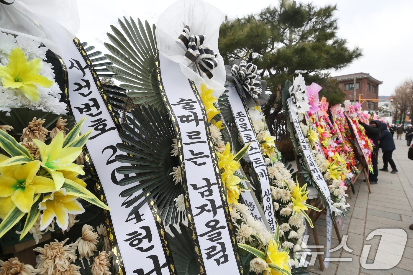 17일 서울 종로구 헌법재판소 앞에 윤석열 대통령 탄핵 찬반 화환이 놓여져 있다. 2024.12.17/뉴스1 ⓒ News1 이승배 기자