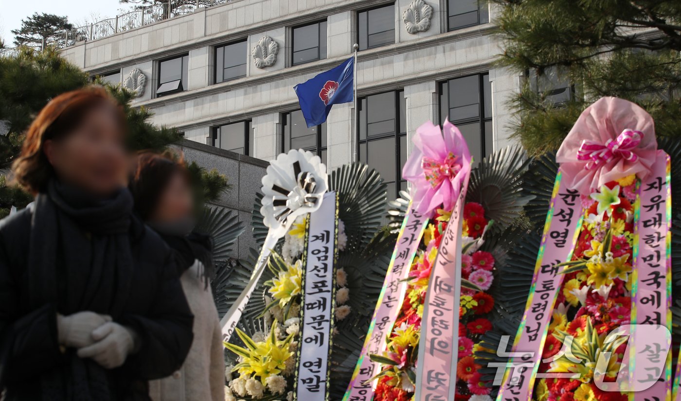 17일 서울 종로구 헌법재판소 앞에 윤석열 대통령 탄핵 찬반 화환이 놓여져 있다. 2024.12.17/뉴스1 ⓒ News1 이승배 기자