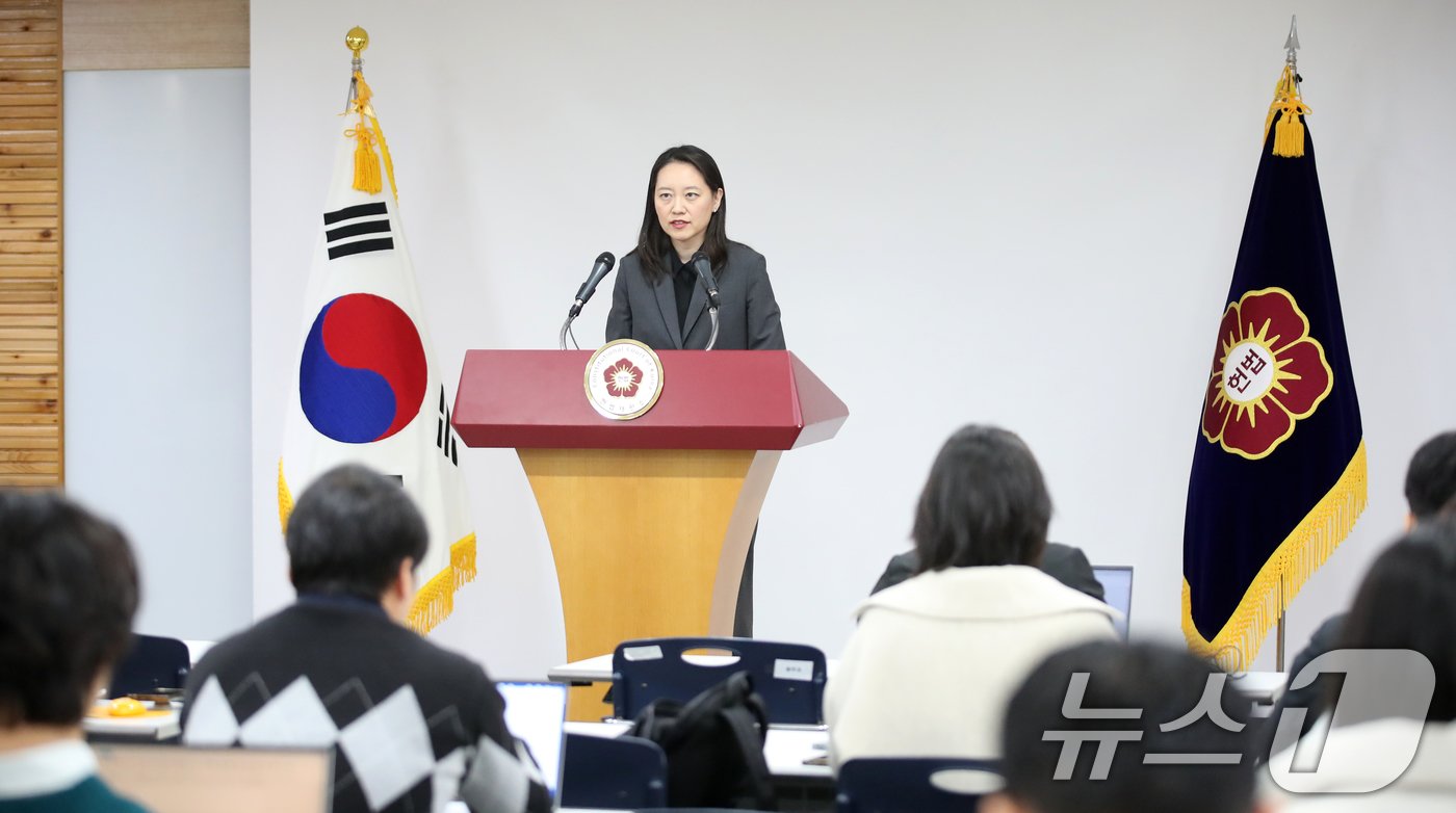 이진 헌법재판소 공보관이 16일 오후 서울 종로구 재동 헌법재판소에서 ‘윤석열 탄핵심판’ 사건 브리핑을 하고 있다. 2024.12.17/뉴스1 ⓒ News1 이승배 기자