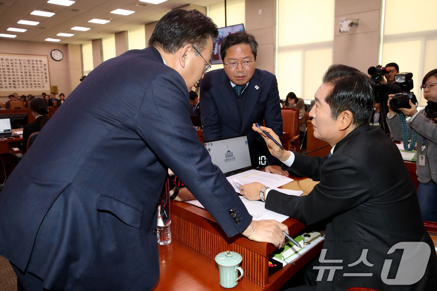 (서울=뉴스1) 이광호 기자 = 정청래 국회 법사위원장과 여야 간사인 유상범 국민의힘 의원, 김승원 더불어민주당 의원이 17일 오전 서울 여의도 국회에서 열린 법제사법위원회 전체회 …