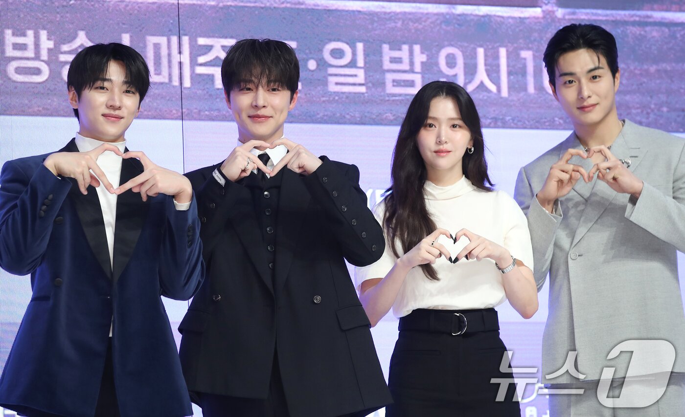 본문 이미지 - 배우 박재찬(왼쪽부터)과 배인혁, 김지은, 정건주가 17일 서울 강남구 엘리에나 호텔에서 열린 채널A 새 토일드라마 '체크인 한양' 제작발표회에서 포즈를 취하고 있다. '체크인 한양'은 돈만 내면 왕도 될 수 있는 조선 최대 여각 용천루, 그곳에 입사한 조선 꽃청춘들의 파란만장한 성장을 담은 청춘 로맨스 사극이다. 2024.12.17/뉴스1 ⓒ News1 권현진 기자