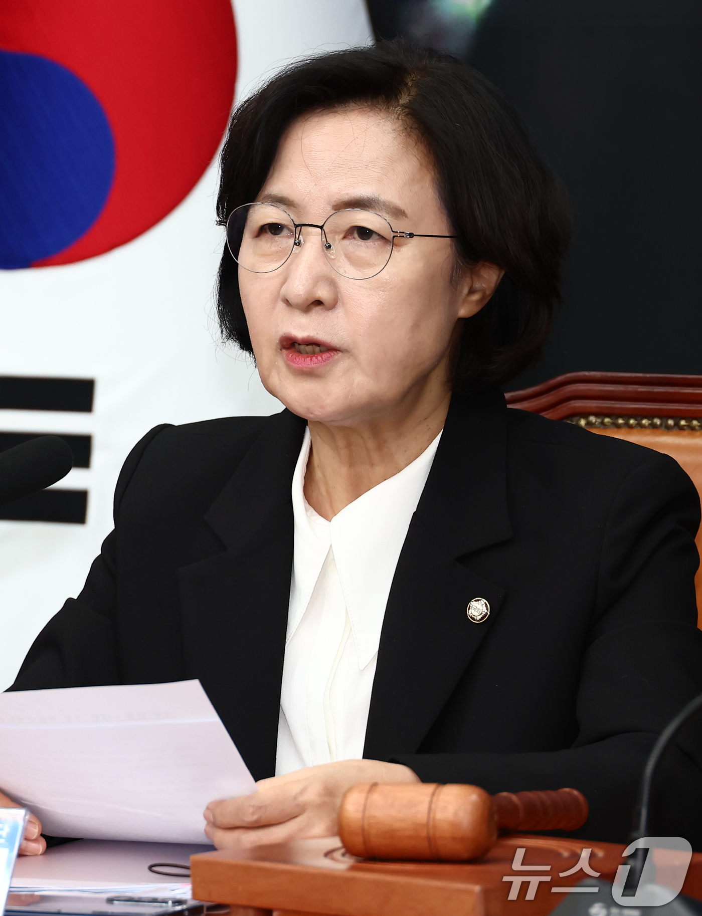 (서울=뉴스1) 김민지 기자 = 추미애 더불어민주당 내란극복·국정안정특위 윤석열내란진상조사단장이 17일 오전 서울 여의도 국회에서 열린 내란극복·국정안정특별위원회 1차 회의에서 발 …