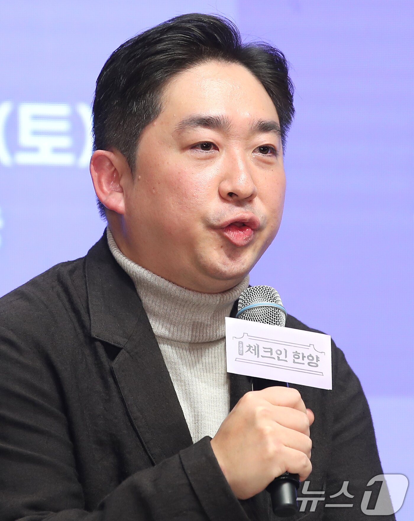 본문 이미지 - 명현우 감독이 17일 서울 강남구 엘리에나 호텔에서 열린 채널A 새 토일드라마 '체크인 한양' 제작발표회에서 인사말을 하고 있다. '체크인 한양'은 돈만 내면 왕도 될 수 있는 조선 최대 여각 용천루, 그곳에 입사한 조선 꽃청춘들의 파란만장한 성장을 담은 청춘 로맨스 사극이다. 2024.12.17/뉴스1 ⓒ News1 권현진 기자