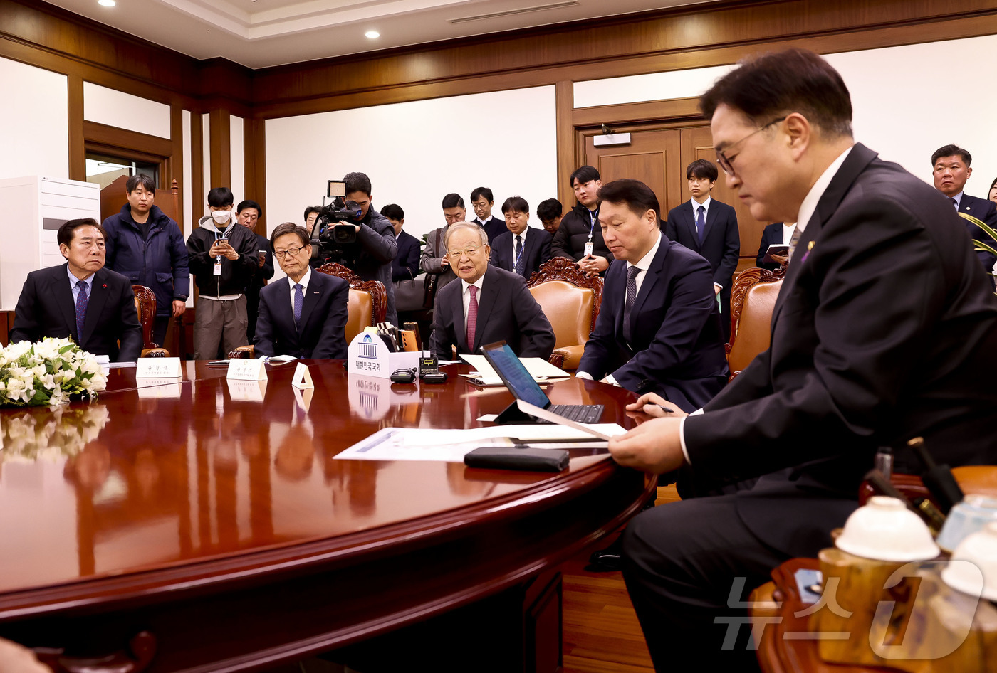 (서울=뉴스1) 이재명 기자 = 손경식 한국경영자총협회 회장(가운데)이 17일 서울 여의도 국회에서 열린 경제4단체 비상간담회에서 모두발언을 하고 있다.오른쪽부터 우원식 국회의장, …