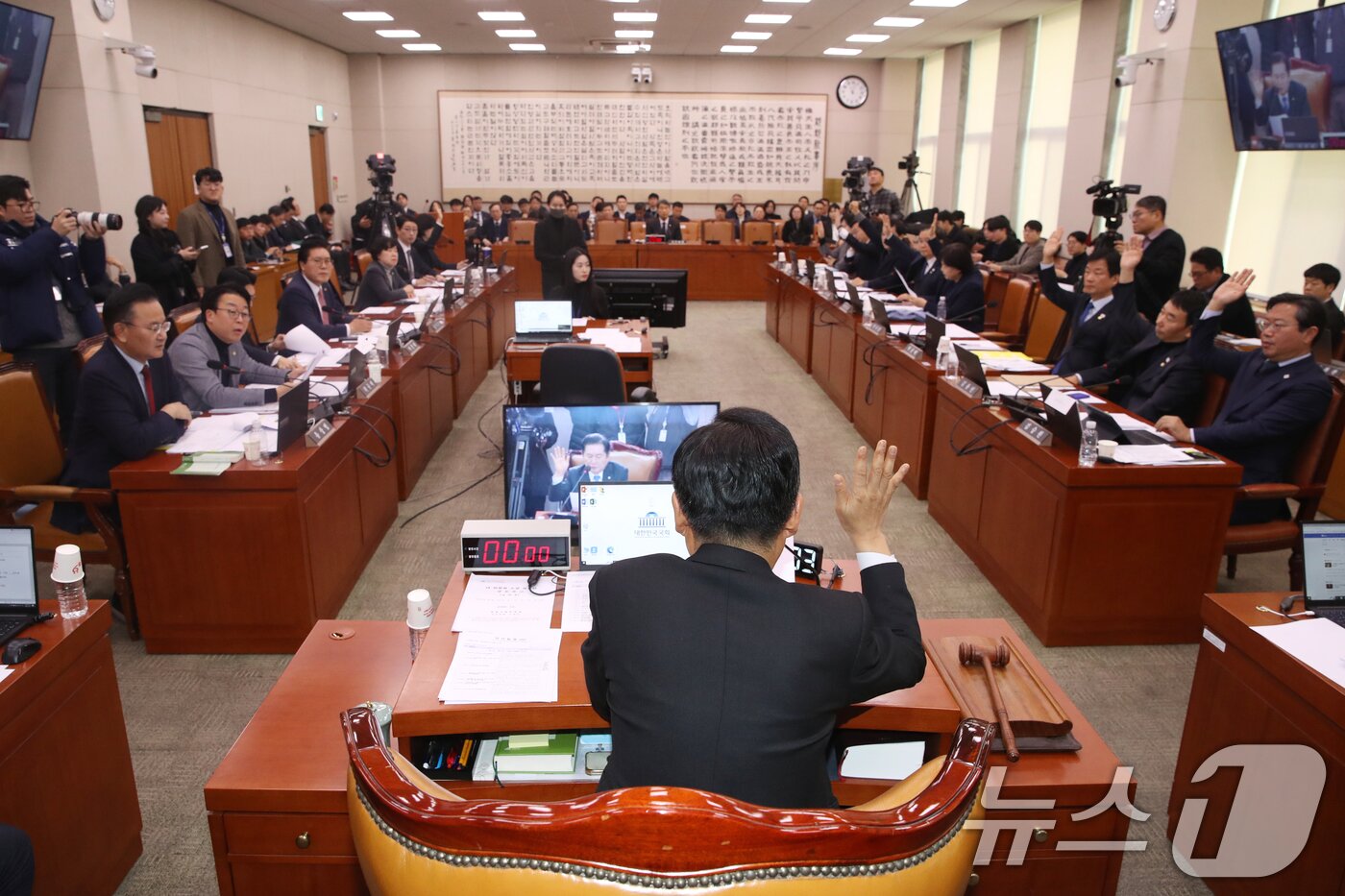 정청래 국회 법사위원장이 17일 오전 서울 여의도 국회에서 열린 법제사법위원회 전체회의에서 초·중등교육법 일부개정법률안에 대한 표결을 하고 있다. 2024.12.17/뉴스1 ⓒ News1 이광호 기자