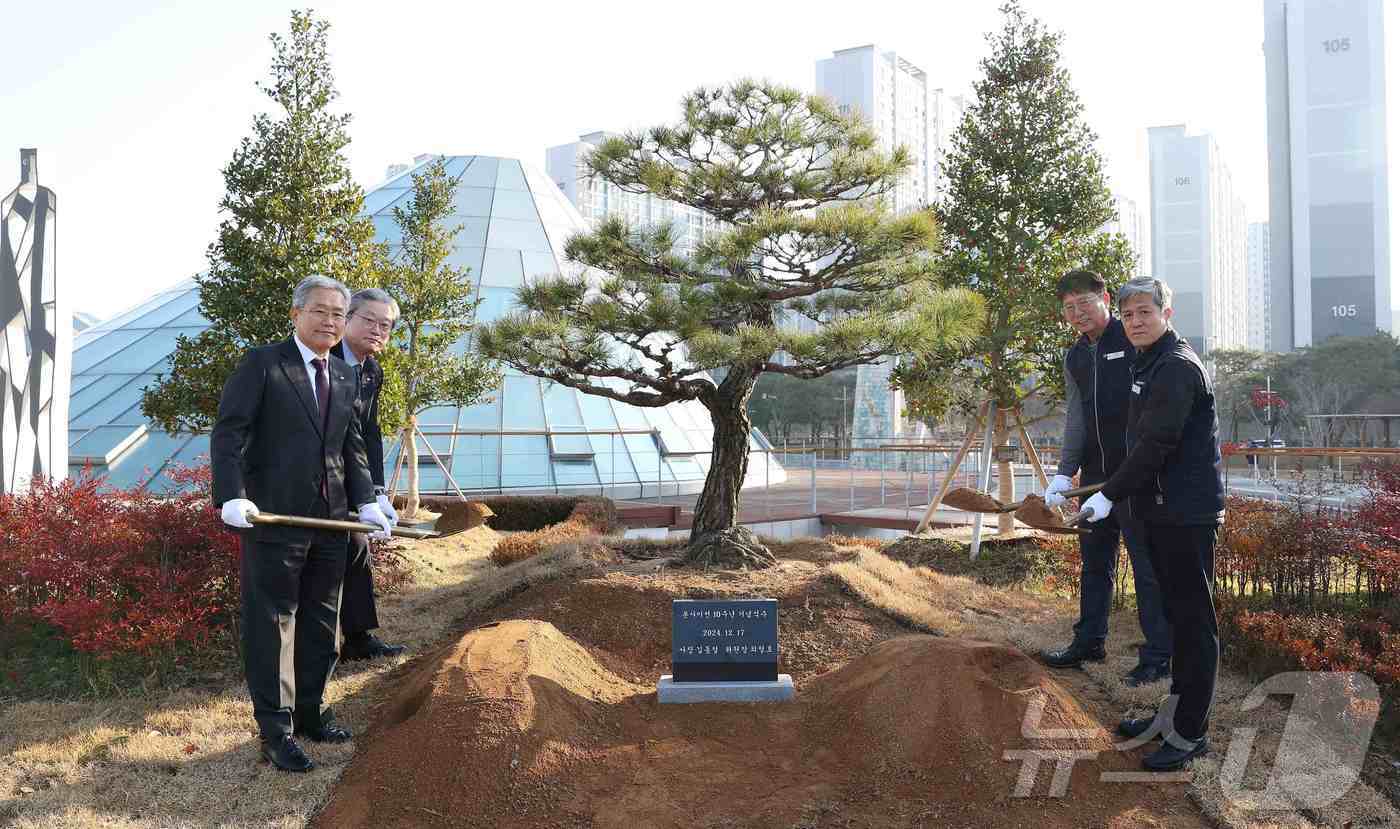 한국전력은 17일 나주 본사에서 노사 대표가 참석한 가운데 나주 이전 10주년 기념식수 행사를 가졌다. ⓒ News1