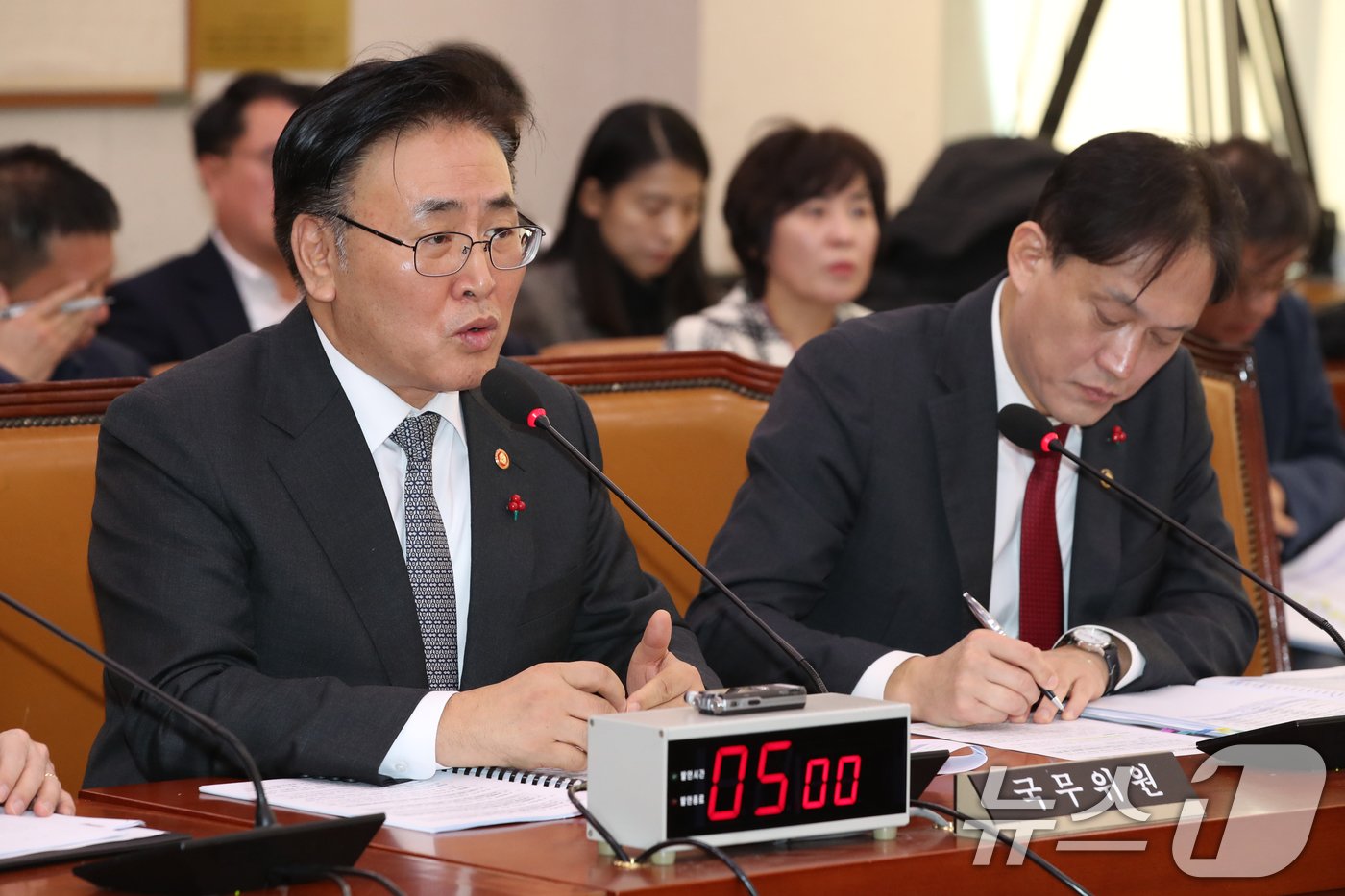 본문 이미지 - 유상임 과학기술정보통신부장관이 17일 오전 서울 여의도 국회에서 열린 법제사법위원회 전체회의에 출석해 의원 질의에 답하고 있다. 2024.12.17/뉴스1 ⓒ News1 이광호 기자