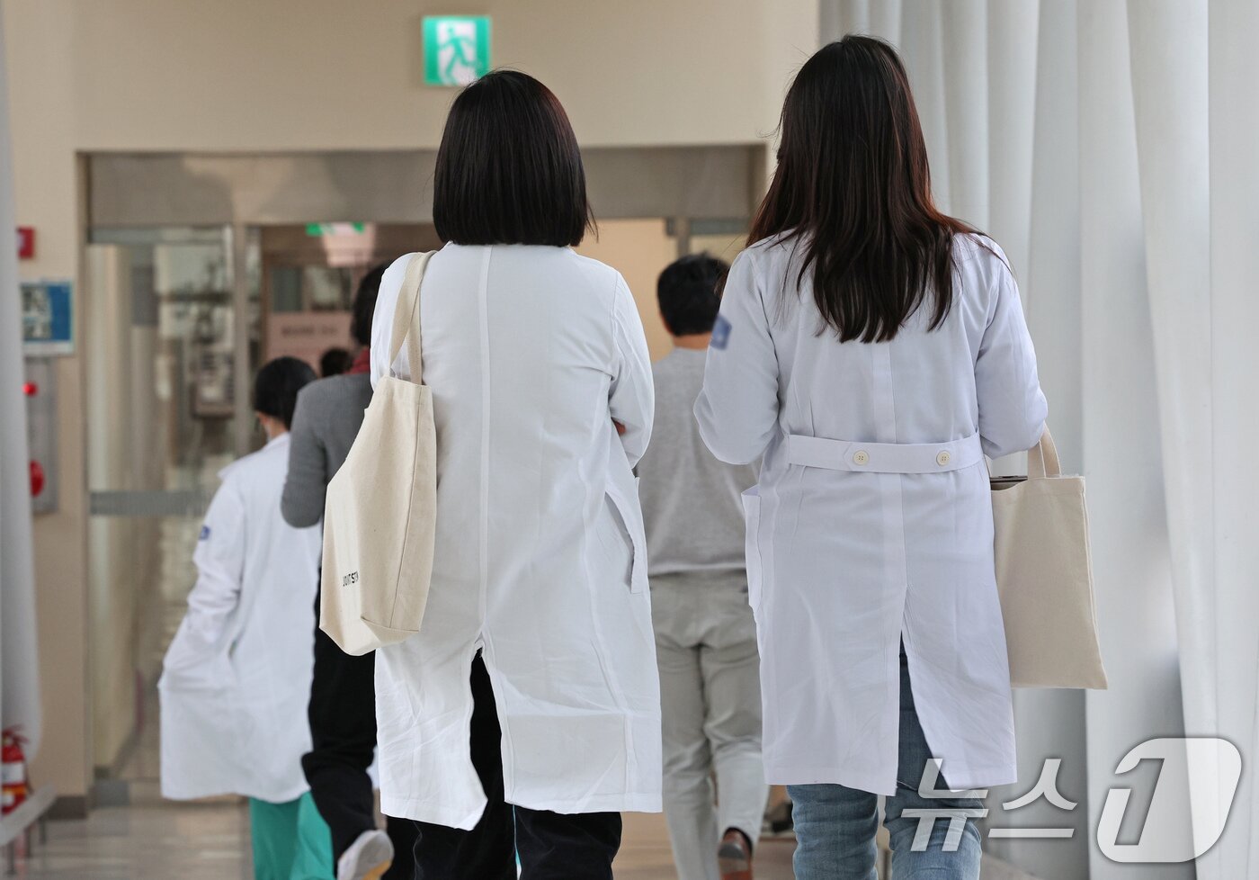 본문 이미지 - 서울의 한 대학병원에서 의료진이 이동하고 있다.  ⓒ 뉴스1 장수영 기자